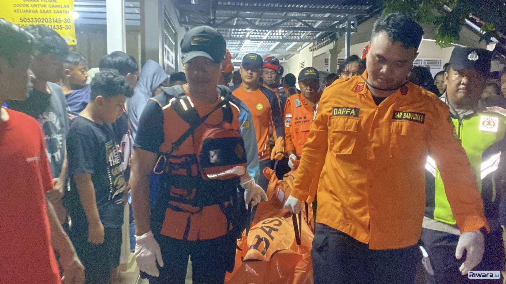 SAR gabungan mengevakuasi jasad Aurel Jeni Prabela yang tenggelam di Sungai Pelus, Banyumas